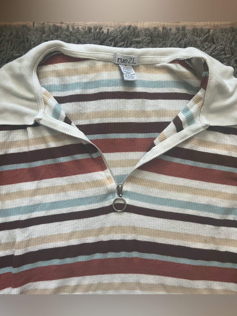Striped Crop Top - Picture 2 of 3